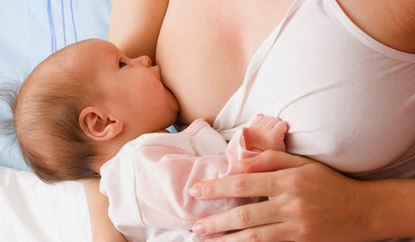 Hộ sinh hướng dẫn mẹ bầu chăm sóc vòng 1 sau khi sinh