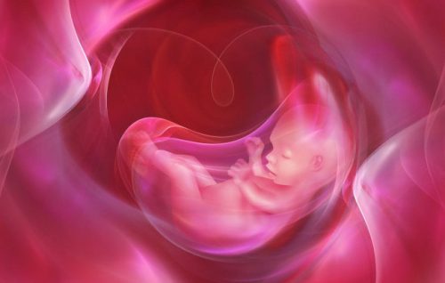 Lượng nước ối trong thai kì thấp có thể ảnh hưởng trực tiếp đến mẹ và thai nhi