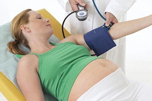 Chế độ sinh hoạt hàng ngày cho bà bầu bị huyết áp thấp ?