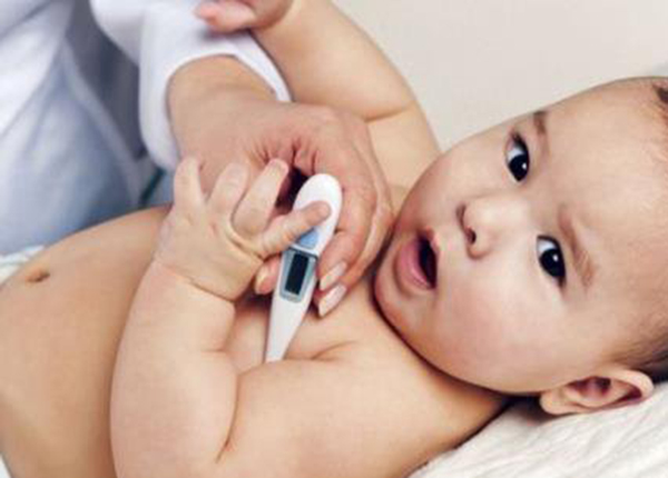 Hạ sốt đúng cách là nguyên tắc cần thực hiện đầu tiên đối với sốt phát ban ở trẻ sơ sinh
