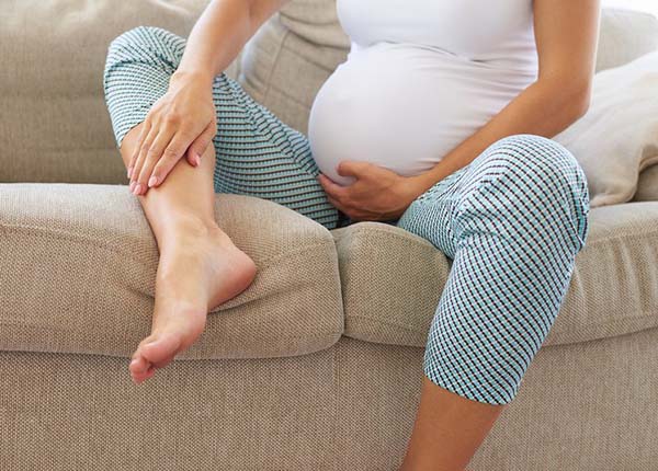 Phù chân là triệu chứng sinh lý thường xảy ra khi mang thai