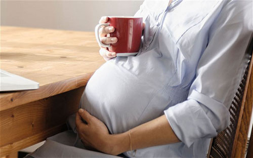 Mẹ bầu có thể sinh non nếu uống quá nhiều cà phê