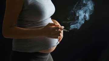 Mẹ bầu có thói quen hút thuốc