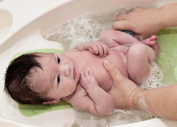 Sử dụng sữa tắm không phù hợp gây nhiễm trùng da ở trẻ sơ sinh